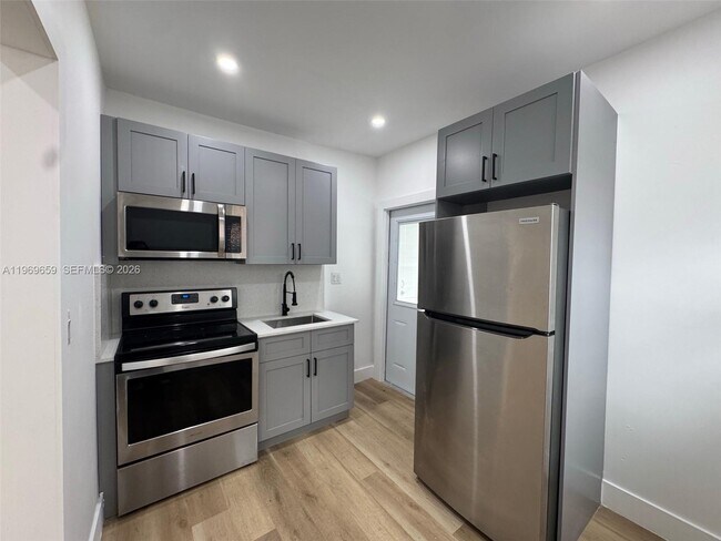 Foto del edificio - 4028 SW 11th St