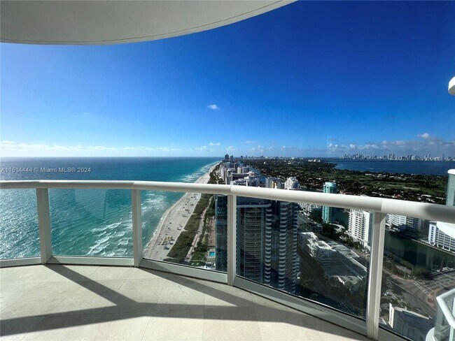 Foto del edificio - 6365 Collins Ave