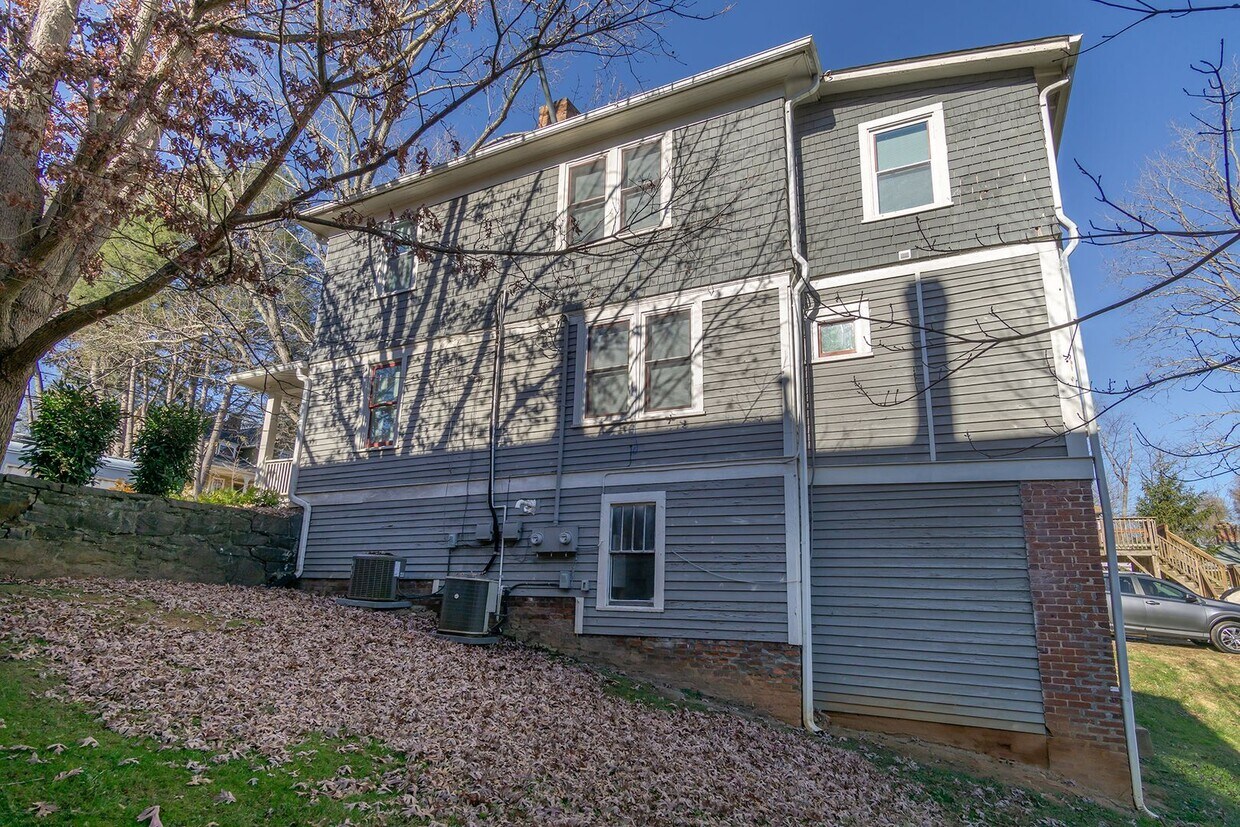 Foto principal - Montford Furnished Rental