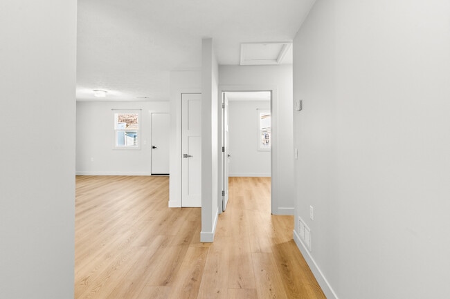 Entry - 425 W Lincoln St