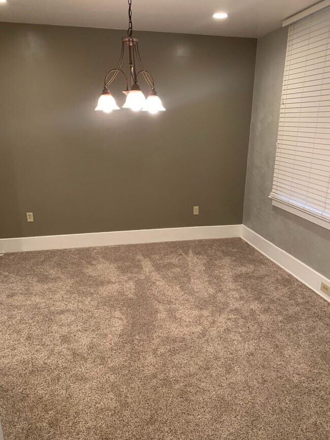 Foto del edificio - Beautiful Renovated 3/1.5 Home in Beechvie...