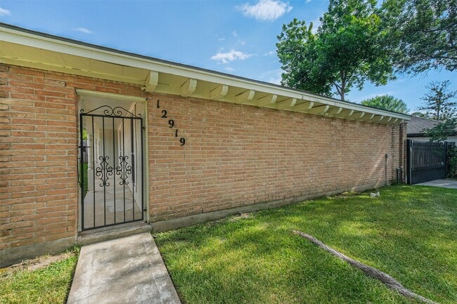 Foto del edificio - 12919 Westella Dr