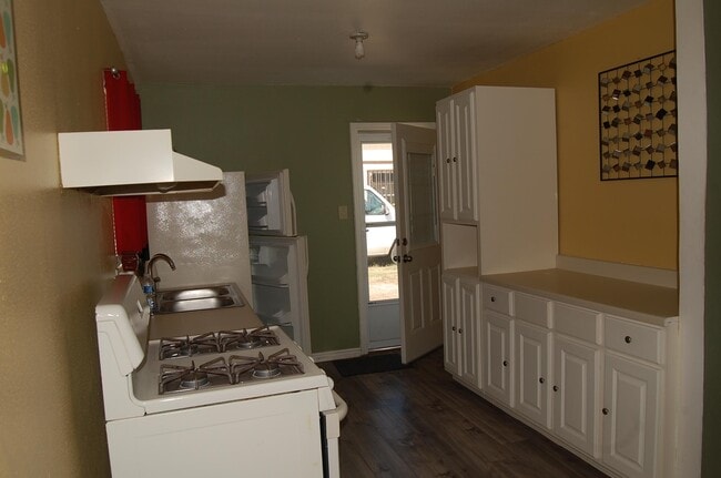 Building Photo - 1902 E Price St