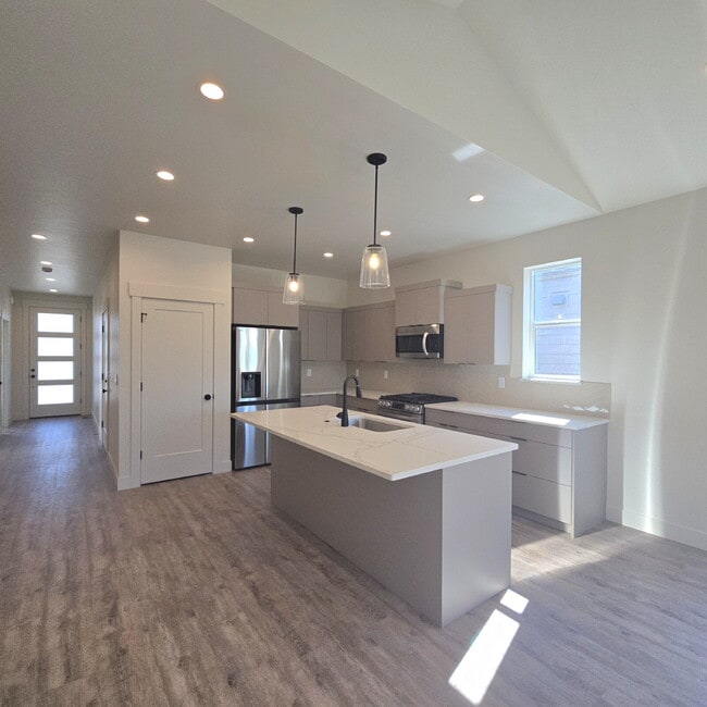 Building Photo - Beautiful, bright and brand new!