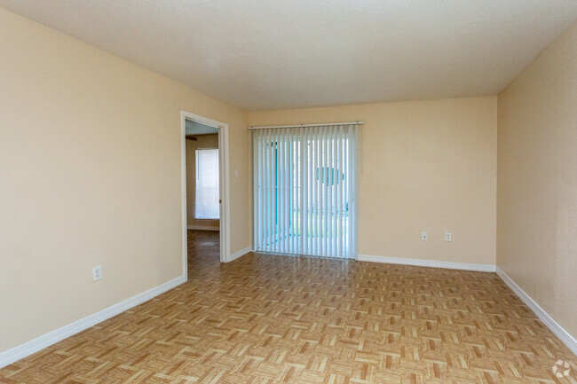 Living Area - Mustang Crossing Apartments