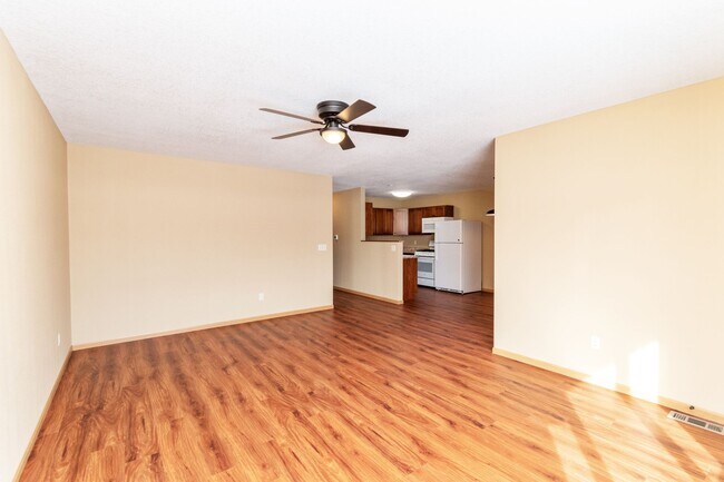 View into kitchen. - 211 S Cottonwood St