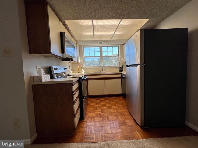 Building Photo - 12100 Greenway Ct