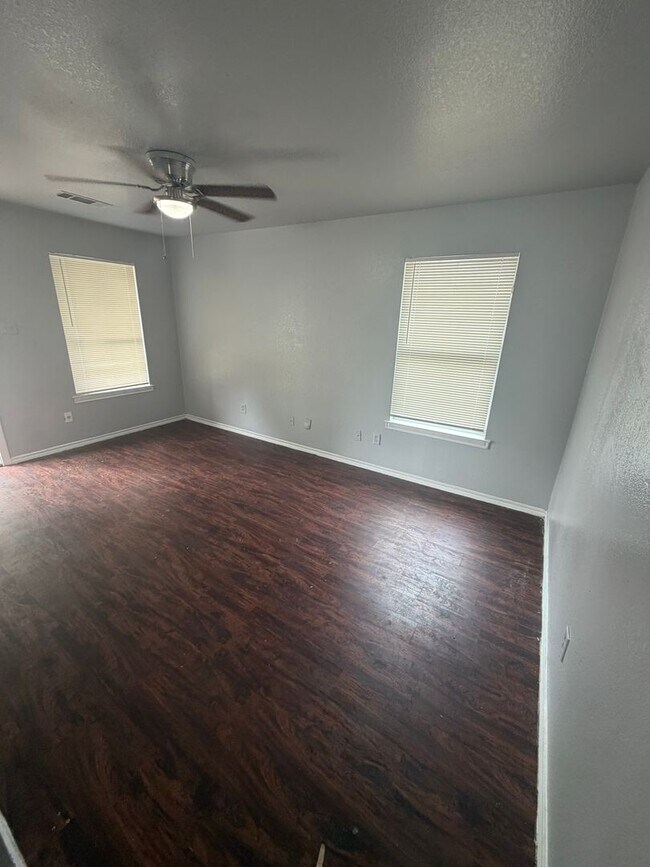 Foto del edificio - 3421-3423 Bright St