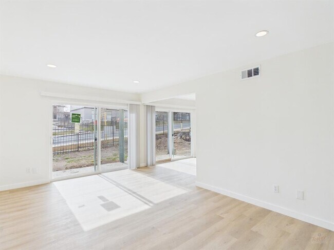 Foto del edificio - 2124 Burton Dr