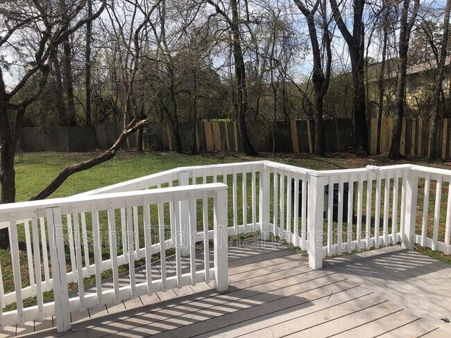 Foto del edificio - 2100 Merry Dr NE