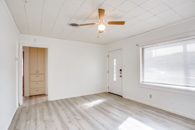 Building Photo - Updated 3 bedroom, 1.5 bath!