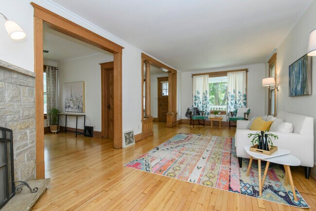 Foto del edificio - 523 W College Ave