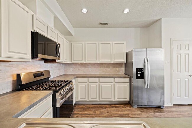 Foto del edificio - 26122 Parkman Grove Dr