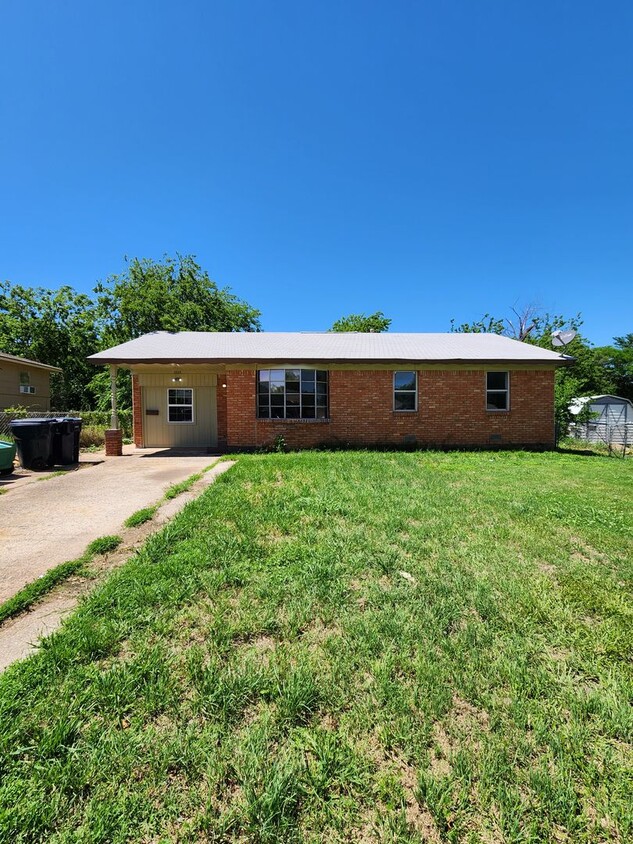 Foto principal - Charming 4 Bed 1 Bath Home in SE OKC