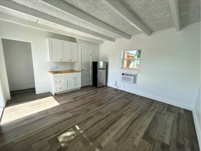 Building Photo - 670 E Alfred Dr