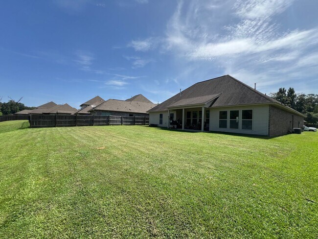 Foto del edificio - Spacious 4BR/3BA Home with Split Floor Plan, Fireplace & Covered Patio