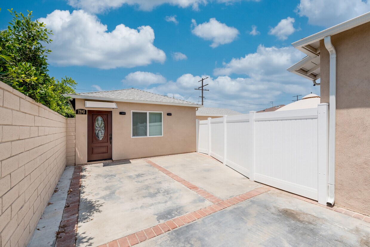 Primary Photo - 7841 Vantage Ave