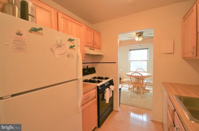 Building Photo - 3991 Lyndhurst Dr