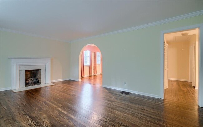 Building Photo - 664 Courtenay Dr NE