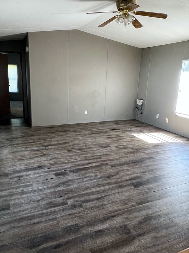 Foto del edificio - 204 E 1st St