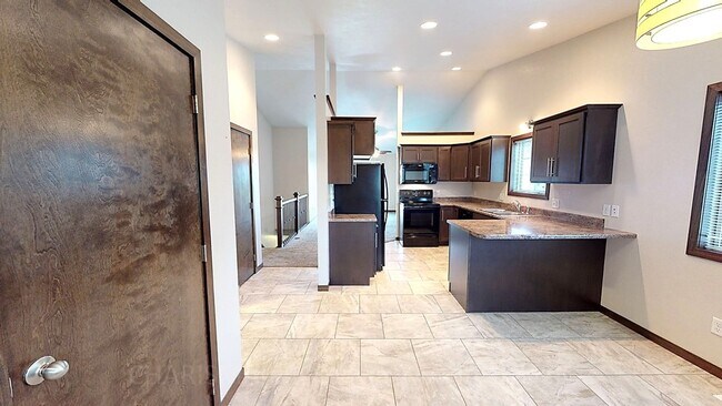 Building Photo - 3 BD, 2 BA TOWNHOME, VAULTED CEILINGS, FIR...