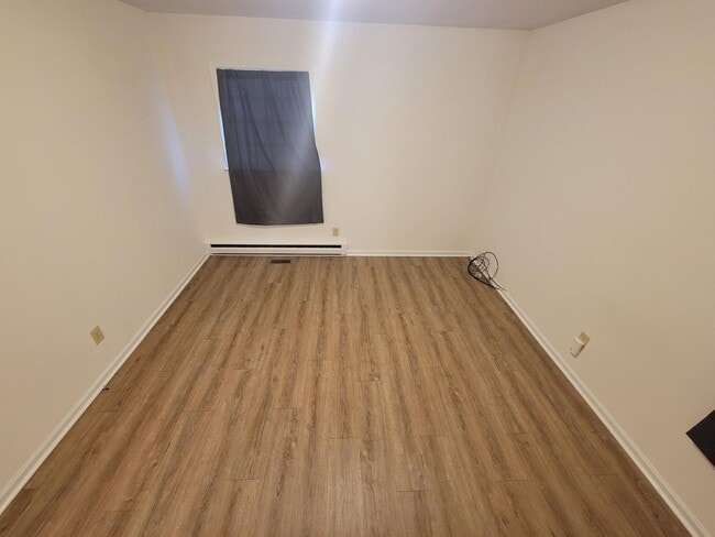 Building Photo - Great 2 bed 1 bath in Burlington!