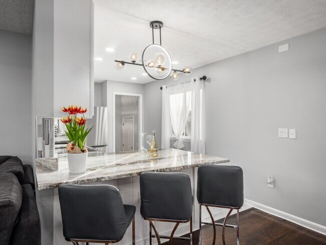 Building Photo - 2545 Vanderberg Ave