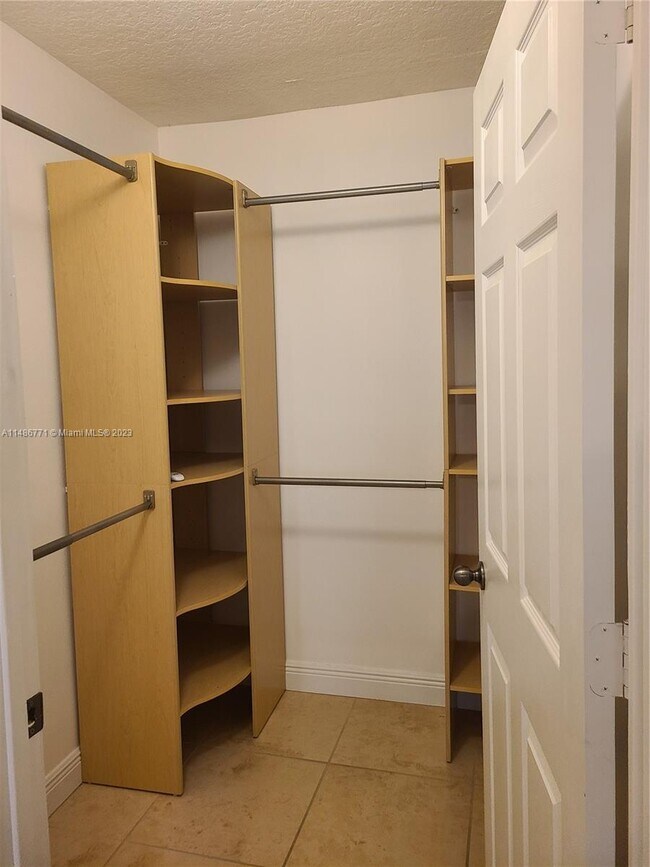 Foto del edificio - 6235 SW 47th Mnr