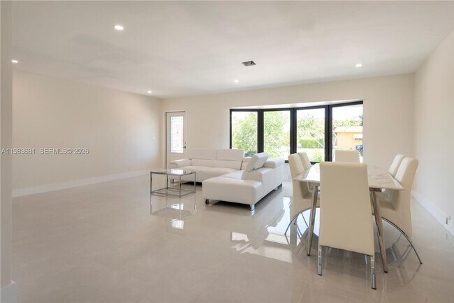 Foto del edificio - 4700 McKinley St