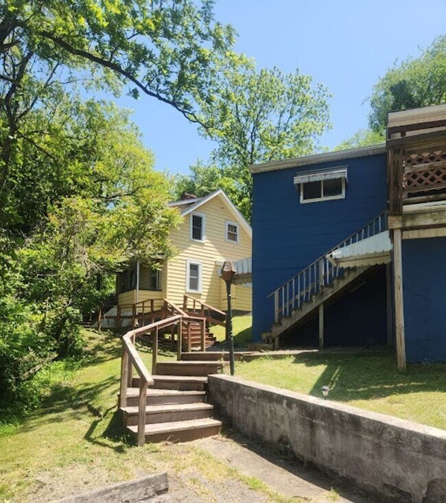 Building Photo - 2 Bedroom House near Downtown - Available NOW