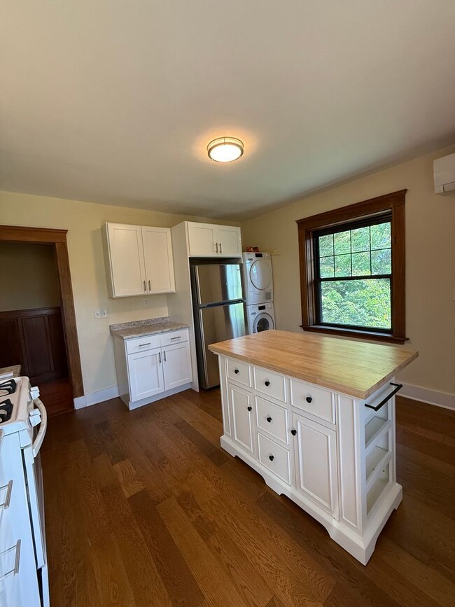 Foto del edificio - Bright & Spacious 2BR with Parking, Laundr...