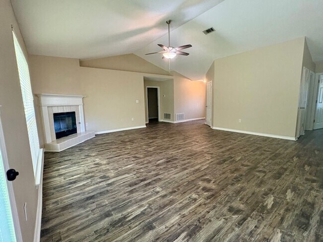Foto del edificio - Indian Woods Home with a Cozy Fireplace & Stainless Steel Appliances!