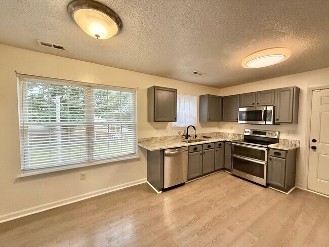 Foto del edificio - Newly Remodeled 4BD, 2.5BA Raleigh Home wi...