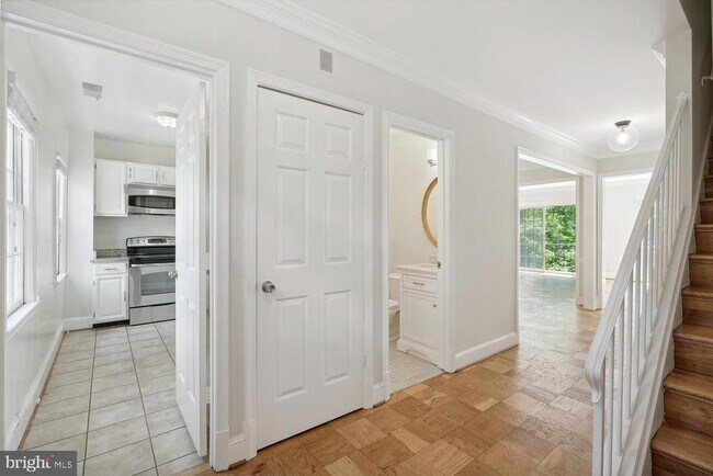 Foto del edificio - 3231 Sutton Pl NW