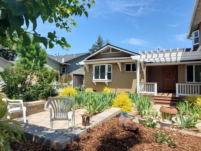 Building Photo - Spacious Single Family Home Near Kaiser/Ap...