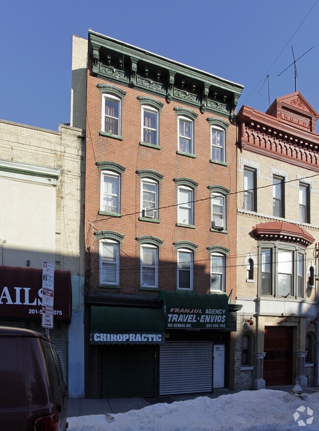 Building Photo - 246 Bay St