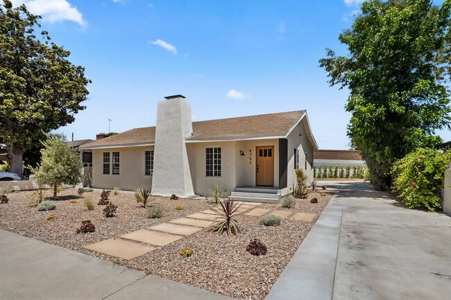 Front - 4702 Kraft Ave