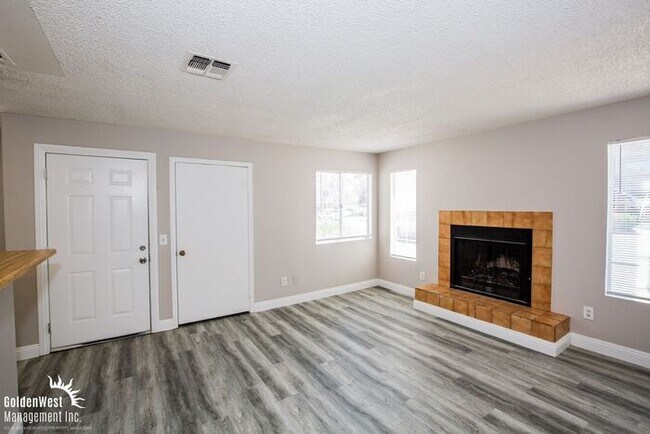 Foto del edificio - Beautifully Updated 2Bdm 1Ba Unit in a Gat...