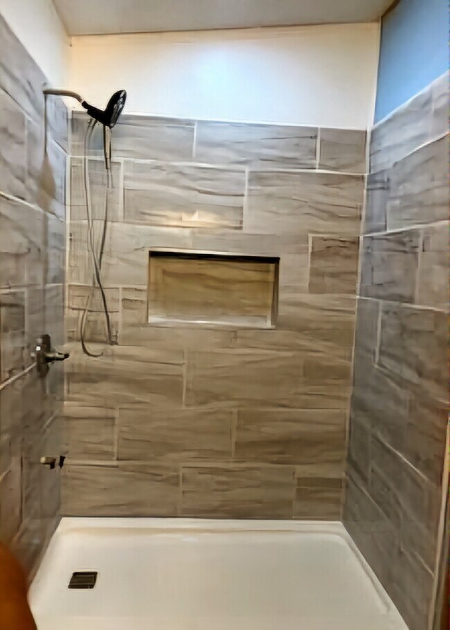 Building Photo - 141 Hickory Nut Dr