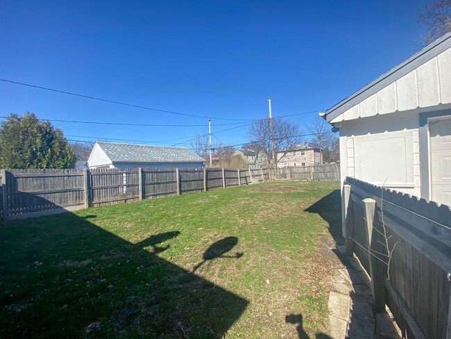Building Photo - 2 Bedroom Single Family