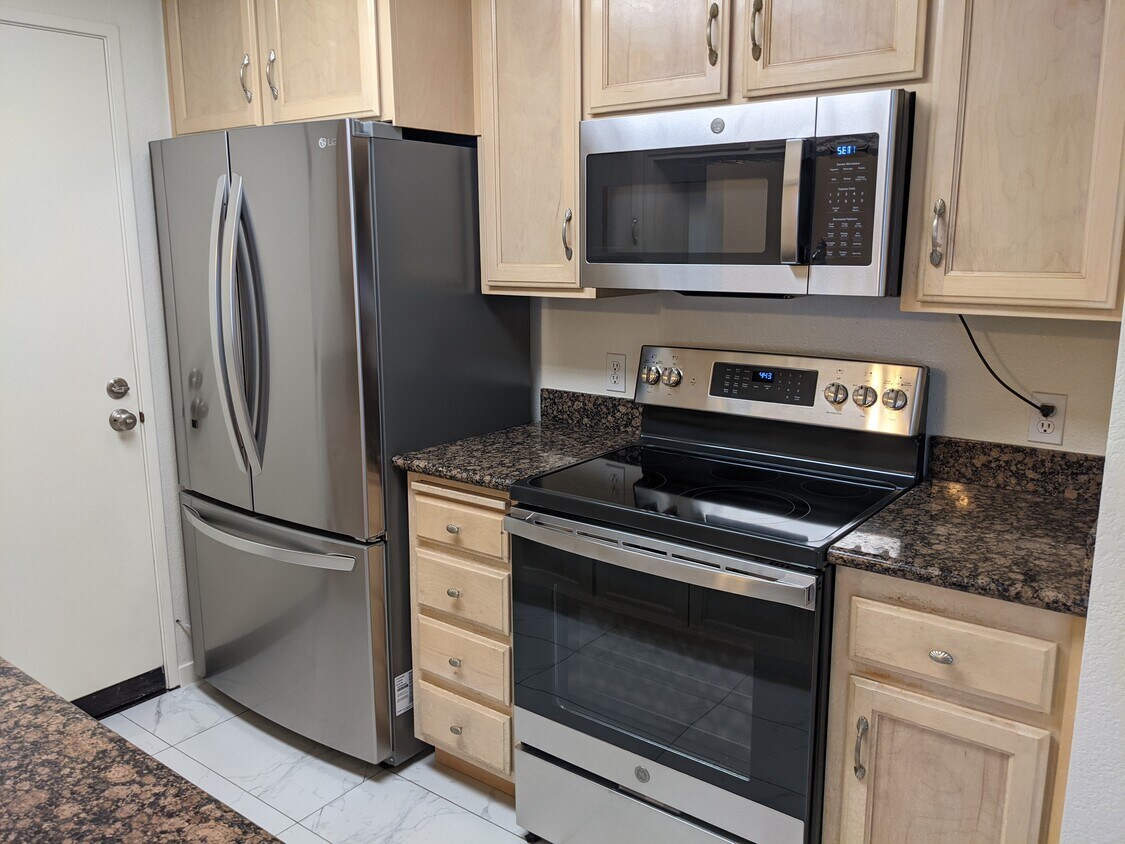 Kitchen with brand new appliances - 754 Overture Ct