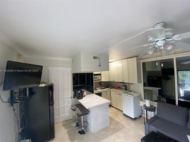Building Photo - 2539 S Bayshore Dr