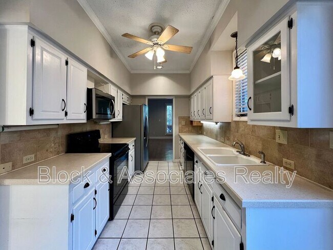 Building Photo - 207 Forest View Ct