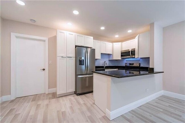 Building Photo - 628 NE 8th Ave