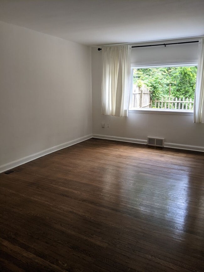 Building Photo - Renovated 3BR/1BA Townhouse in Edgemoor Gardens!