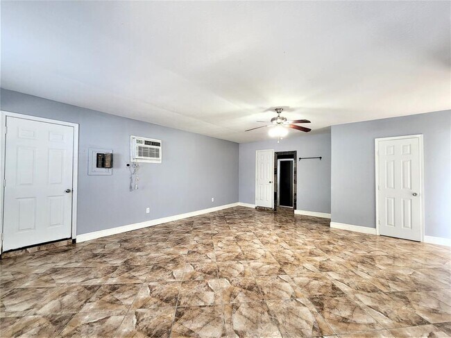 Building Photo - 1017 S Country Club Dr