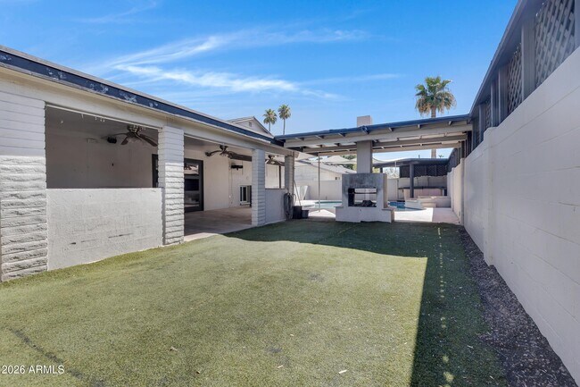 Foto del edificio - 1627 E Fremont Dr