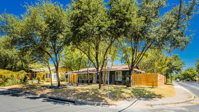 Building Photo - 1614 Corona Dr