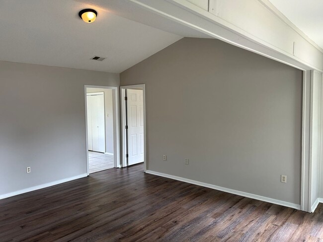 Building Photo - 3434 Laurelwood Dr