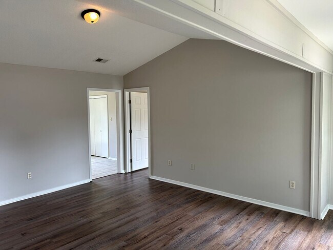 Foto del edificio - 3434 Laurelwood Dr